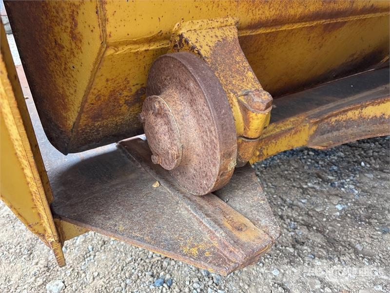 CAT 631G Strugači