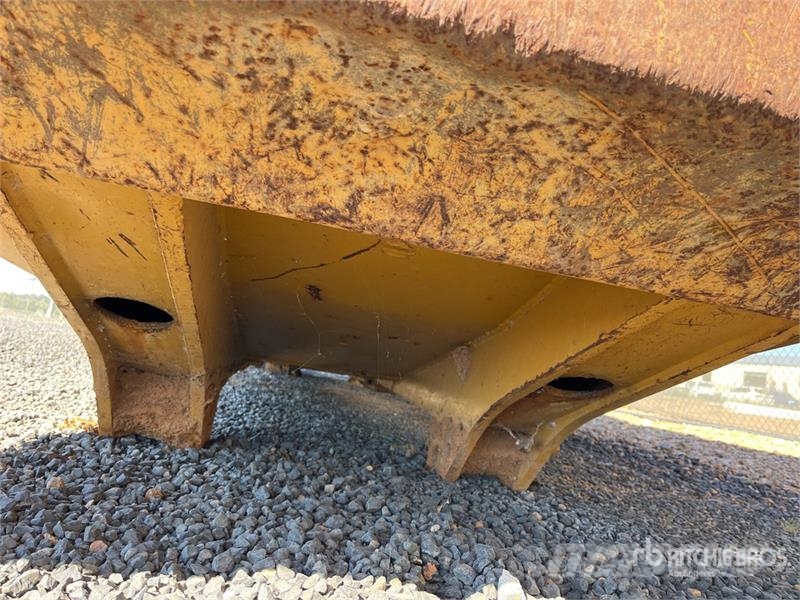 CAT 725 Truck Dump Body شاحنات قلابة