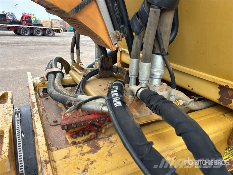 CAT 740B ساحبات مفصلية