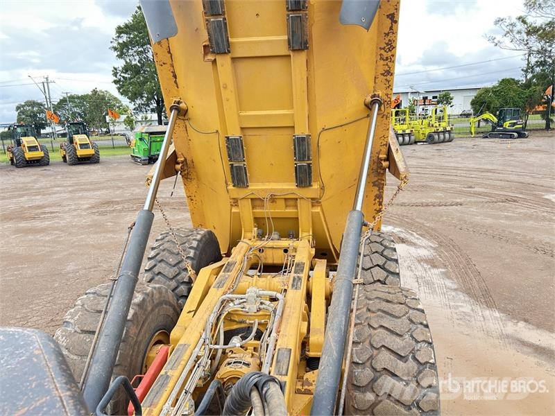 CAT 740B ساحبات مفصلية