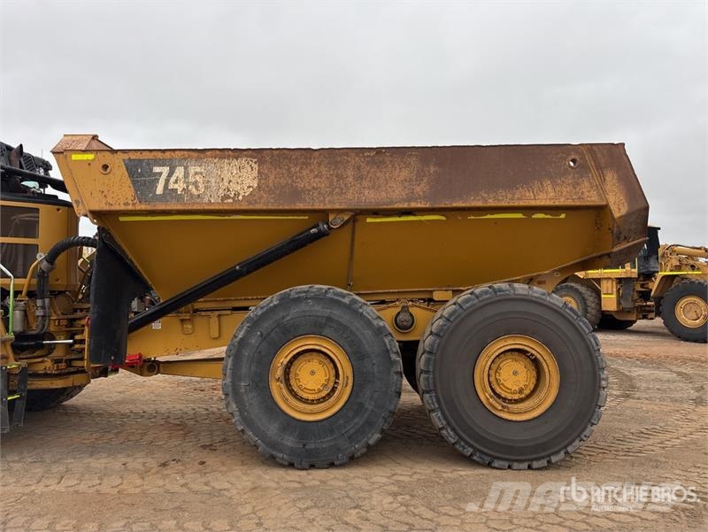 CAT 745 Articulated Dump Truck Liigendraamiga pinnaseveokid