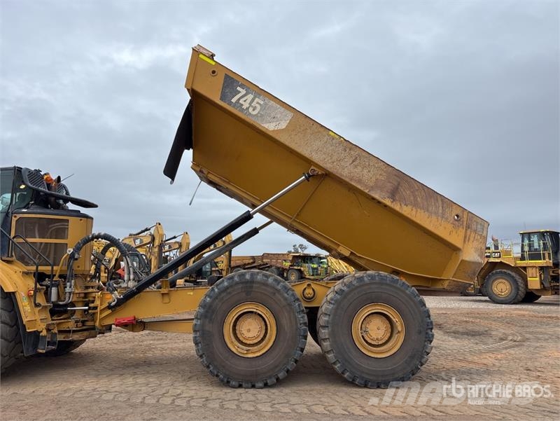 CAT 745 Articulated Dump Truck Liigendraamiga pinnaseveokid