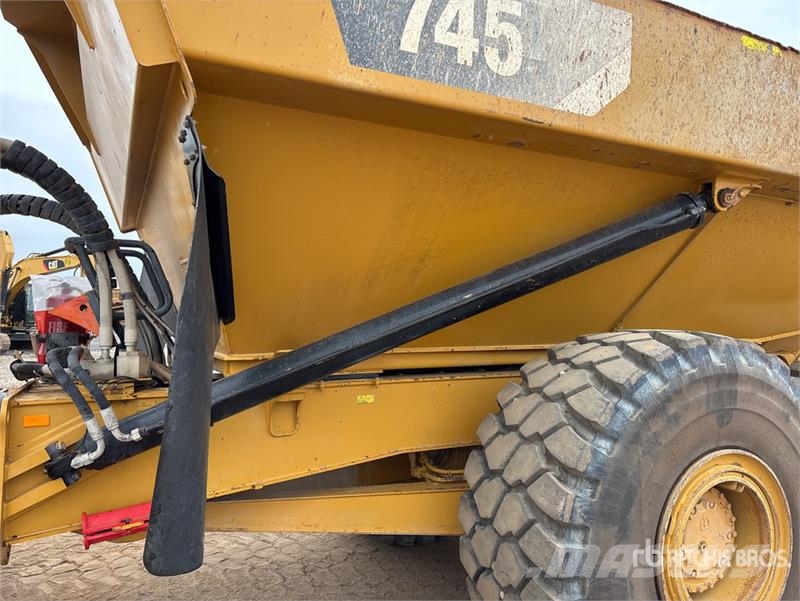 CAT 745 Articulated Dump Truck Liigendraamiga pinnaseveokid