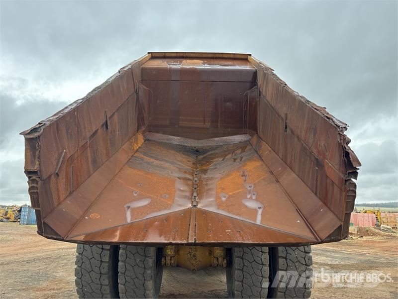 CAT 773F Haul Truck Liigendraamiga pinnaseveokid