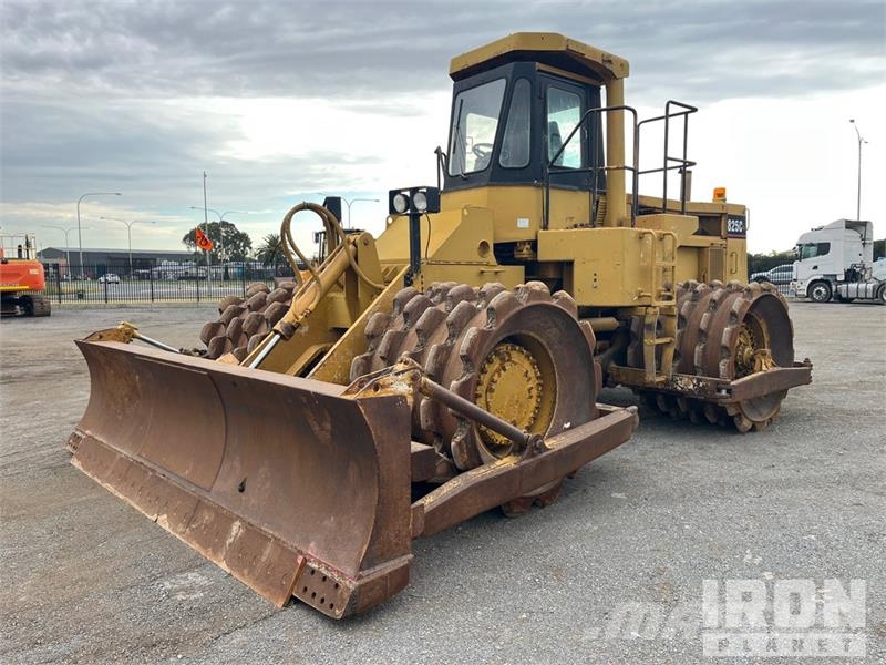 CAT 825C ضاغطات التربة