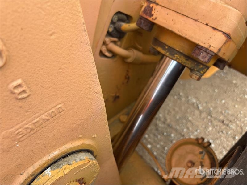 CAT 966B Gumikerekes homlokrakodók