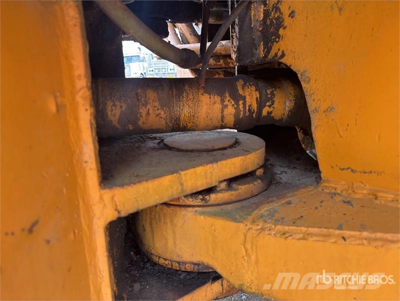 CAT 966B Gumikerekes homlokrakodók