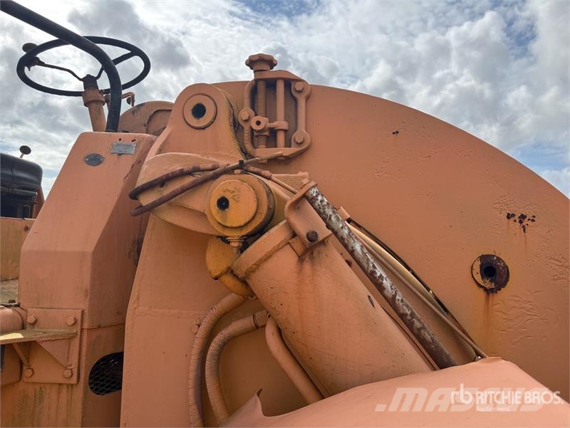 CAT 966B Gumikerekes homlokrakodók