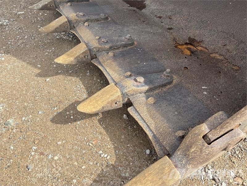 CAT 966B Gumikerekes homlokrakodók