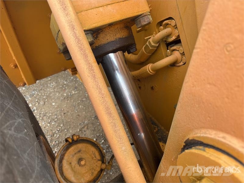 CAT 966B Gumikerekes homlokrakodók