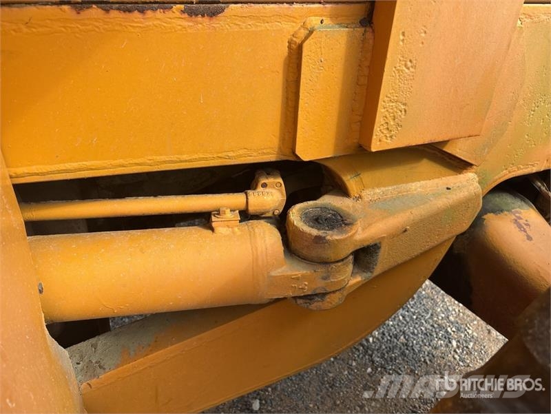 CAT 966B Gumikerekes homlokrakodók