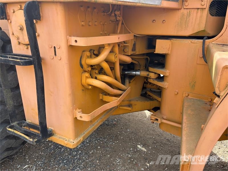 CAT 966B Gumikerekes homlokrakodók