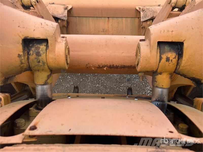 CAT 966B Gumikerekes homlokrakodók