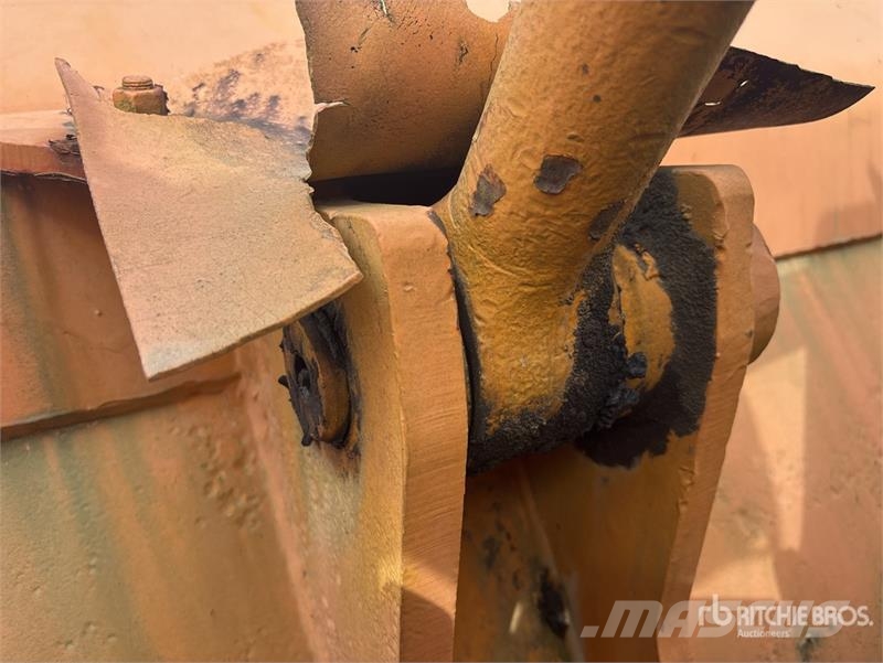 CAT 966B Gumikerekes homlokrakodók
