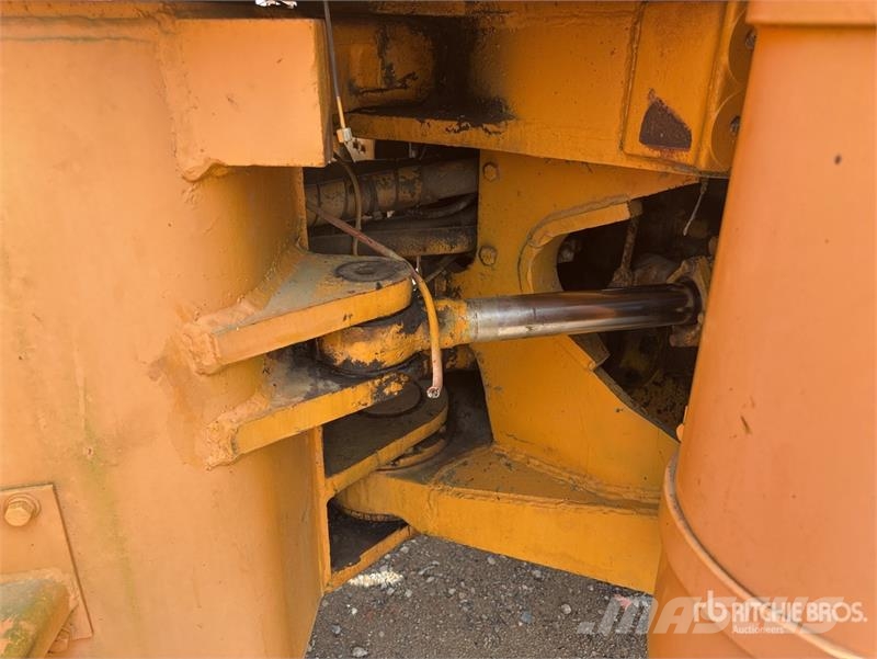 CAT 966B Gumikerekes homlokrakodók