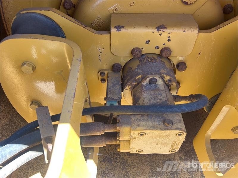 CAT CP-533E Padfoot Drum Compactor Ühe trumliga rullid