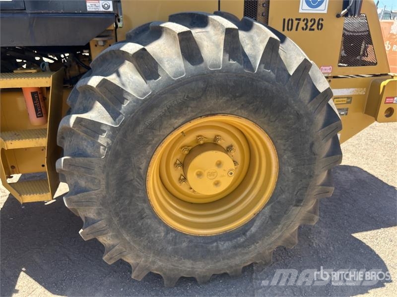 CAT CP-533E Padfoot Drum Compactor Ühe trumliga rullid