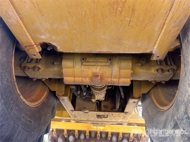 CAT CP-533E Padfoot Drum Compactor Ühe trumliga rullid