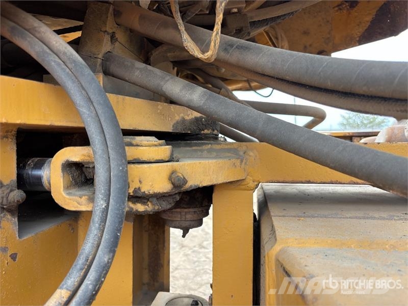 CAT CP-563C Padfoot Drum Compactor Ühe trumliga rullid