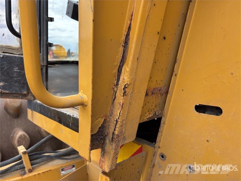 CAT CP-563C Padfoot Drum Compactor Ühe trumliga rullid