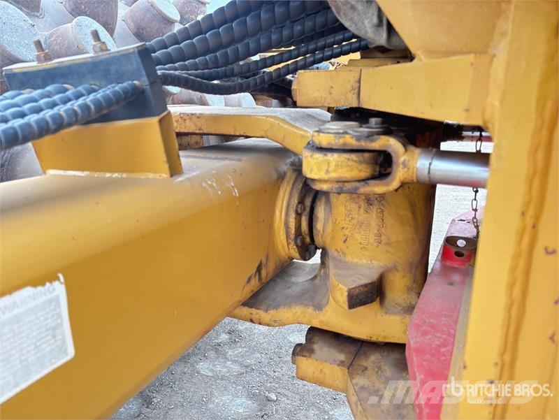 CAT CP76 Padfoot Drum Compactor مداحل أحادية الأسطوانة