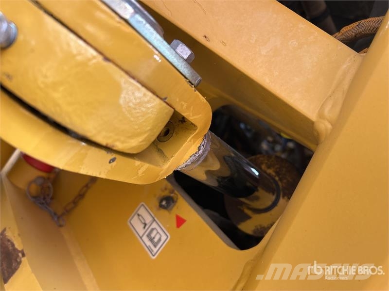 CAT CS-64B Smooth Drum Compactor Trilrolwalsen