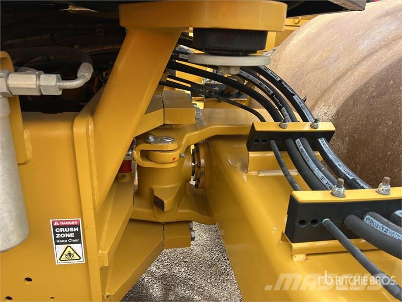CAT CS-64B Smooth Drum Compactor Trilrolwalsen