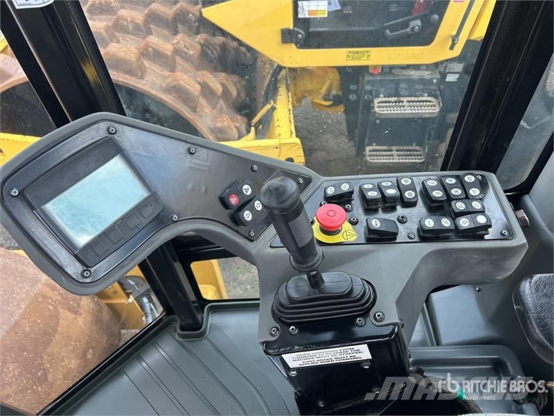CAT CS-64B Smooth Drum Compactor Trilrolwalsen
