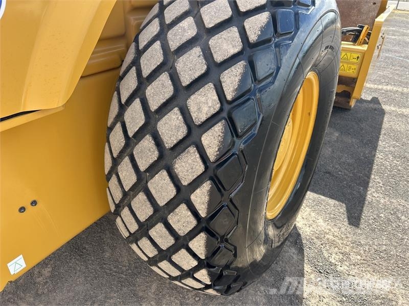 CAT CS-64B Smooth Drum Compactor Trilrolwalsen