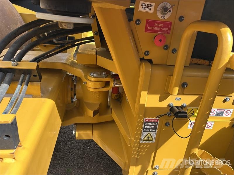 CAT CS-64B Smooth Drum Compactor Trilrolwalsen