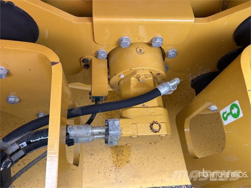CAT CS-64B Smooth Drum Compactor Trilrolwalsen