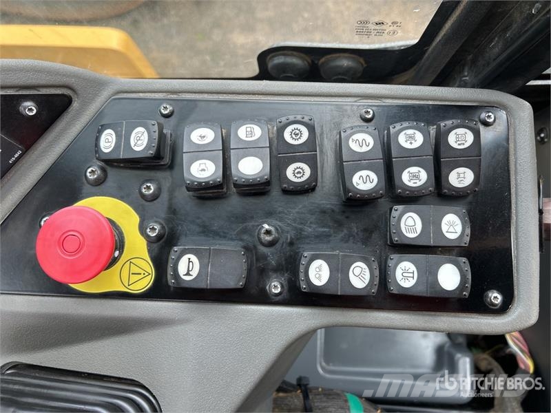 CAT CS-64B Smooth Drum Compactor Trilrolwalsen