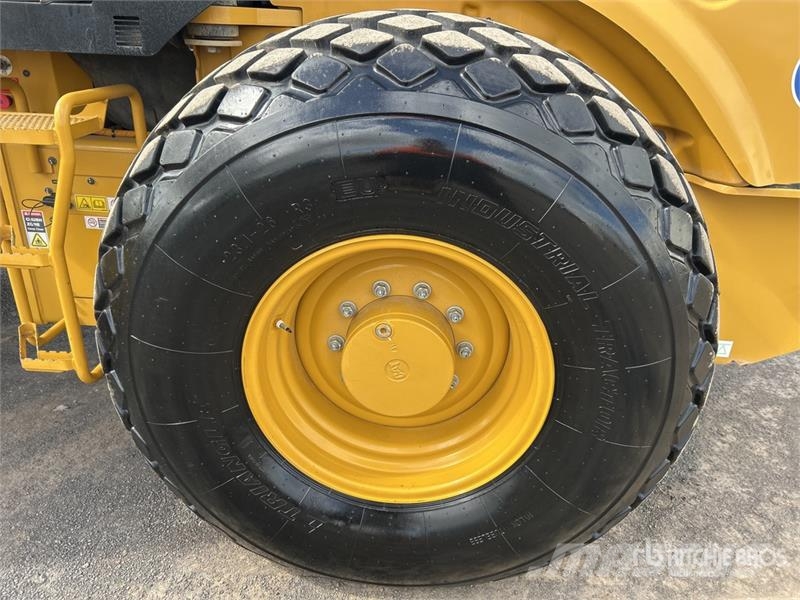 CAT CS-64B Smooth Drum Compactor Trilrolwalsen