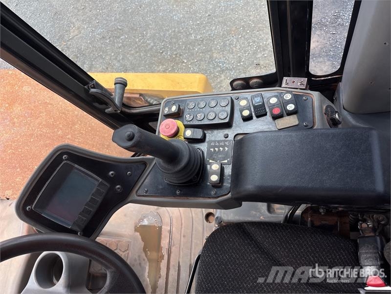 CAT CS-78B Smooth Drum Compactor 单轮压路机