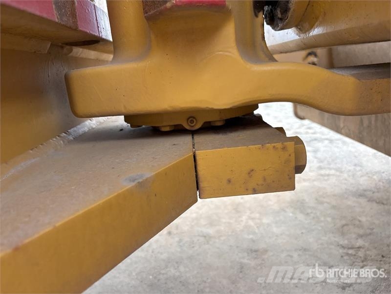 CAT CS56 Smooth Drum Compactor Ühe trumliga rullid