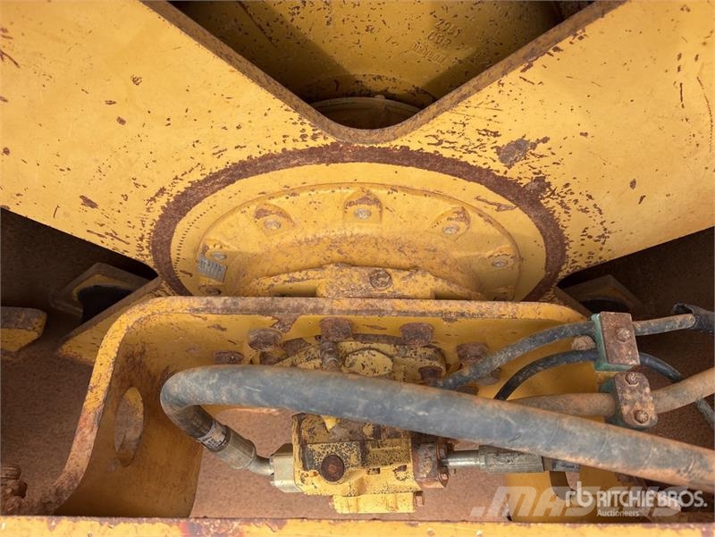 CAT CS56 Smooth Drum Compactor Ühe trumliga rullid