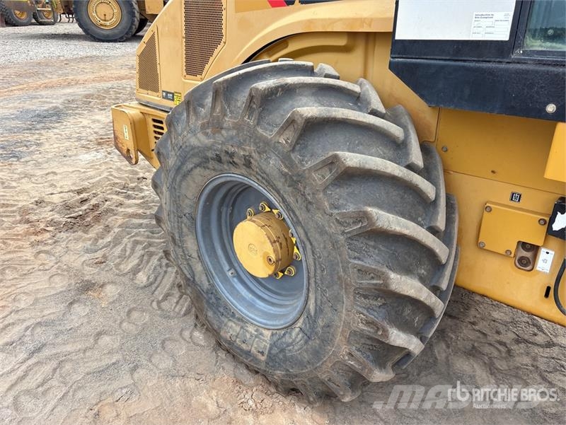 CAT CS56 Smooth Drum Compactor Ühe trumliga rullid