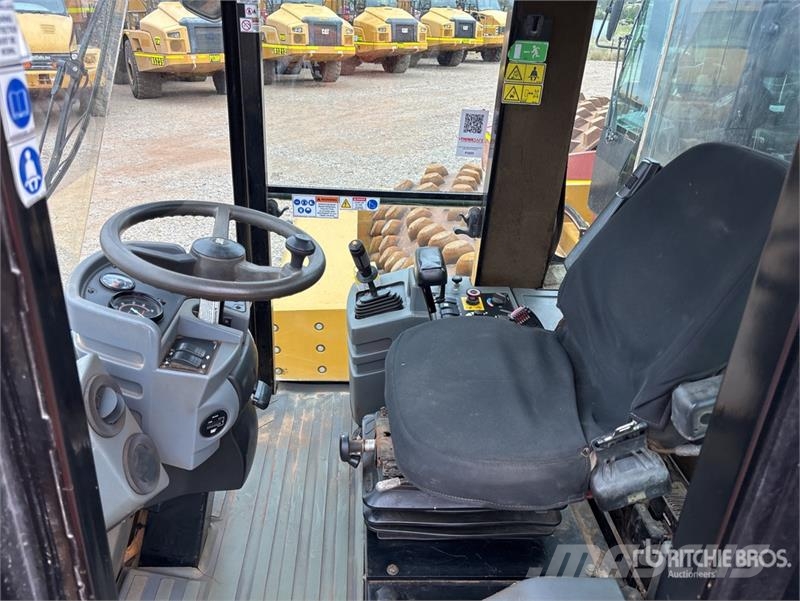 CAT CS56 Smooth Drum Compactor Ühe trumliga rullid