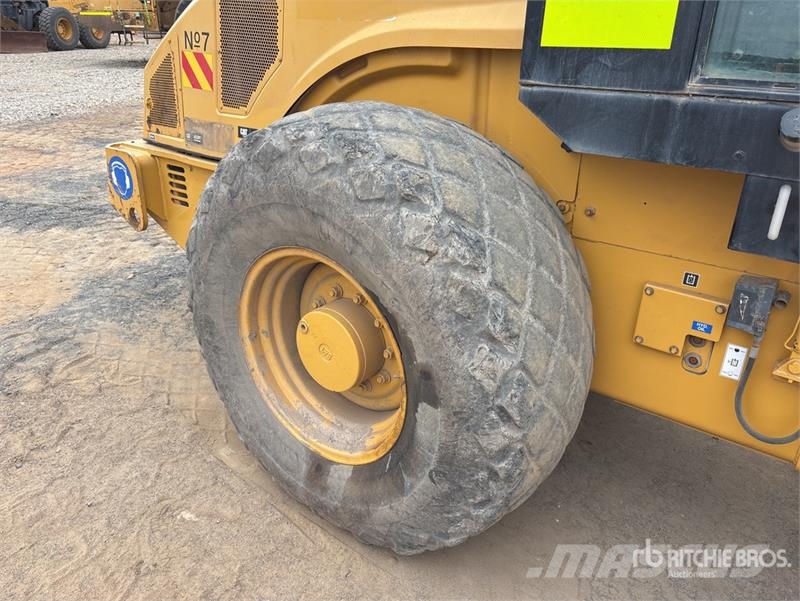 CAT CS56 Smooth Drum Compactor Ühe trumliga rullid