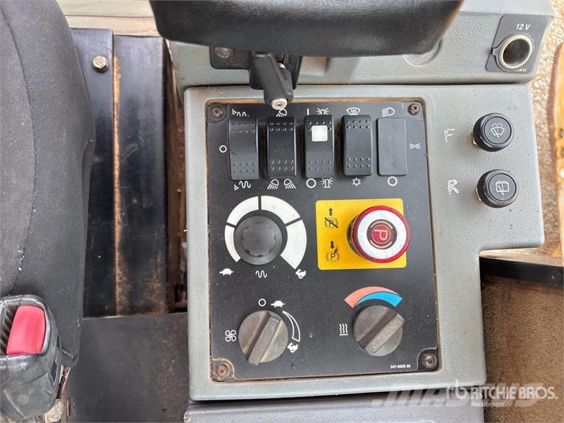 CAT CS56 Smooth Drum Compactor Ühe trumliga rullid