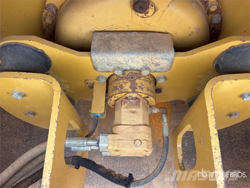 CAT CS56 Smooth Drum Compactor Ühe trumliga rullid