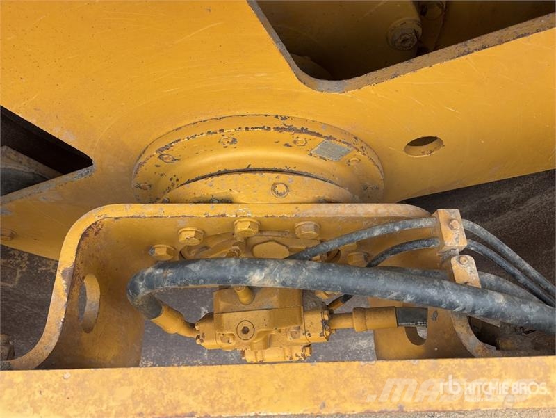 CAT CS56 Smooth Drum Compactor Ühe trumliga rullid