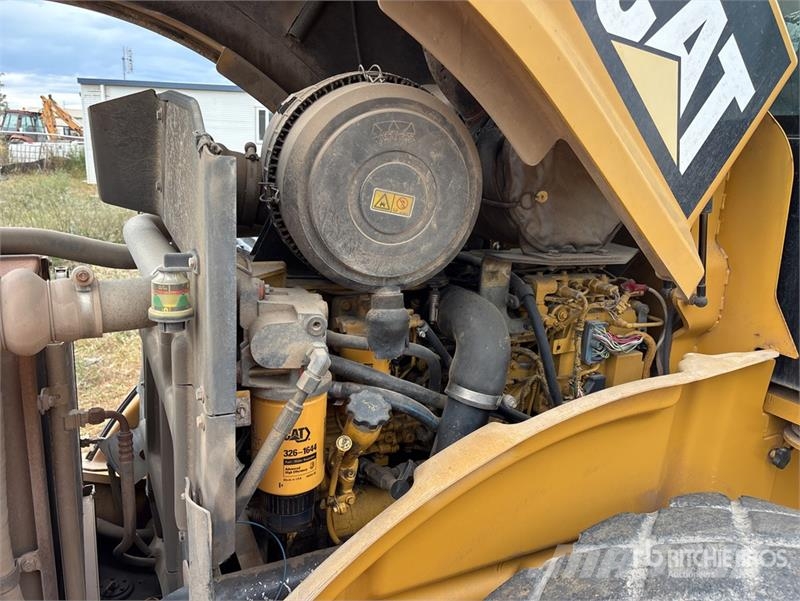 CAT CS56 Smooth Drum Compactor Ühe trumliga rullid