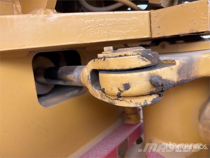 CAT CS56 Smooth Drum Compactor Ühe trumliga rullid
