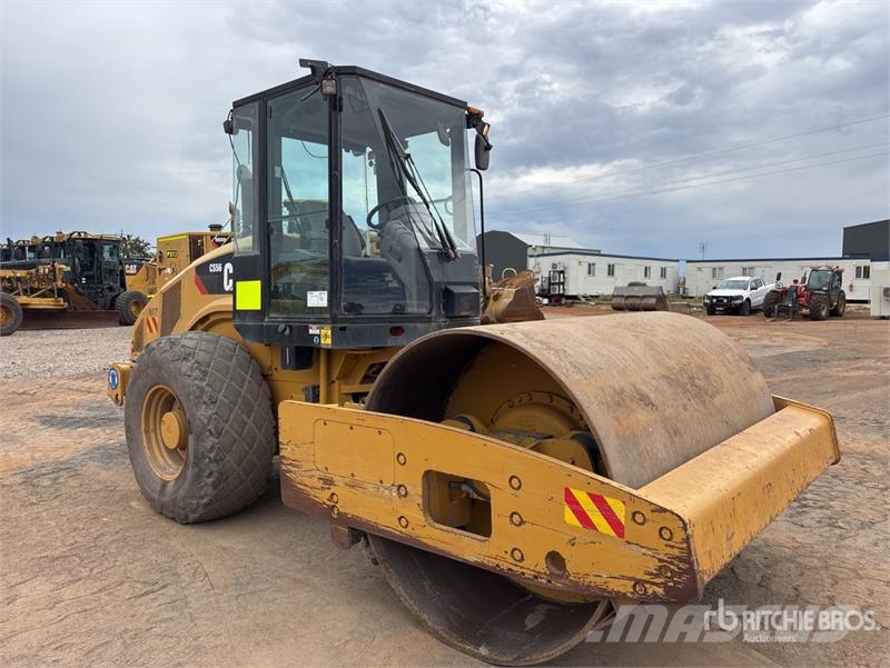 CAT CS56 Smooth Drum Compactor Ühe trumliga rullid