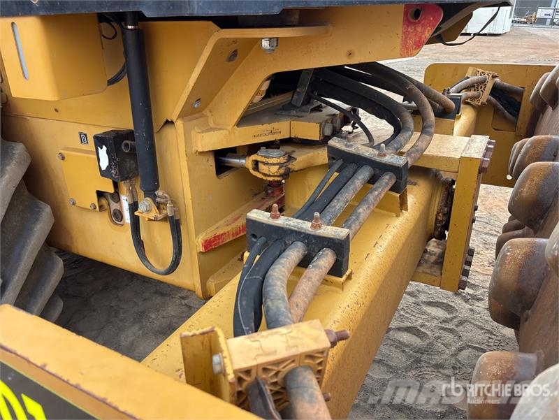 CAT CS56 Smooth Drum Compactor Ühe trumliga rullid