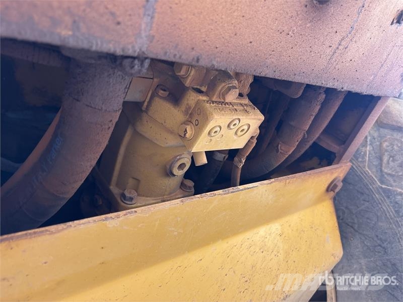 CAT CS76 Smooth Drum Compactor Ühe trumliga rullid