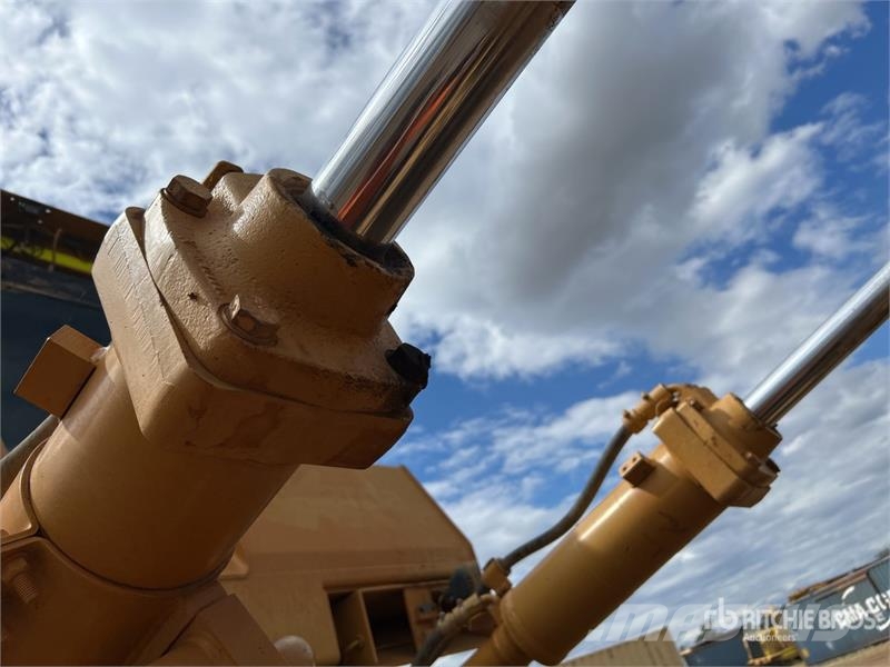 CAT D9T Crawler Dozer بلدوزرات مجنزرة