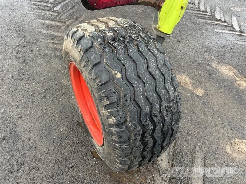 CLAAS 2800 8.2 m 2-Point Hay Rake 犁耙和摊草机