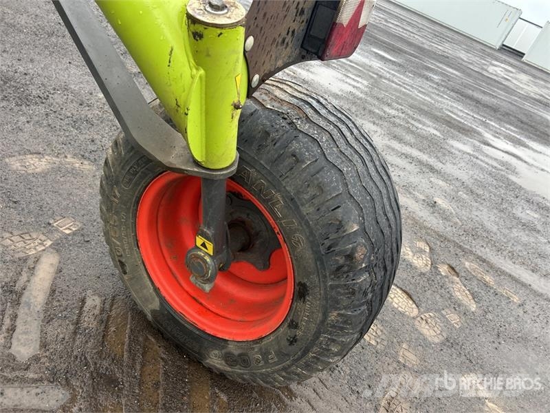 CLAAS 2800 8.2 m 2-Point Hay Rake 犁耙和摊草机